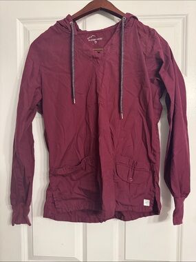 butter-soft Women's V-Neck Scrub Pullover Cargo Hoodie in Burgundy
